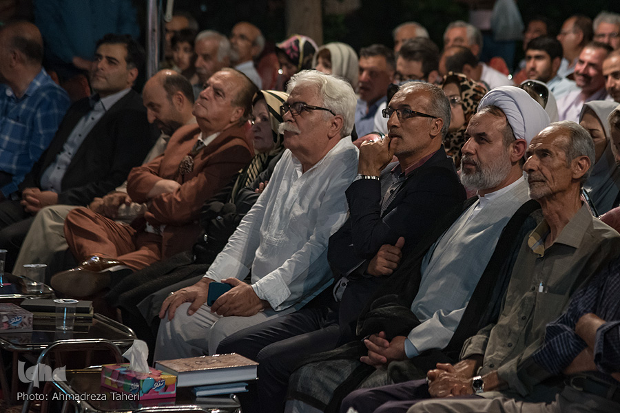 بزرگداشت صائب تبریزی در کنار مقبره این شاعر بزرگ
