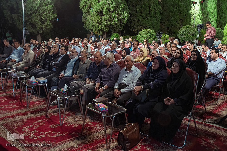 بزرگداشت صائب تبریزی در کنار مقبره این شاعر بزرگ