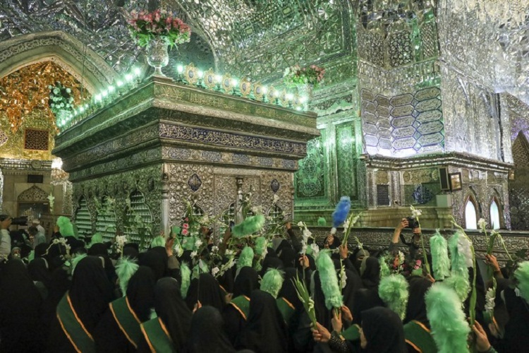 پیاده&zwnj;روی &laquo;دختران احمدی&raquo; از حرم مادر تا فرزند/ چلچراغ شیراز گلباران شد