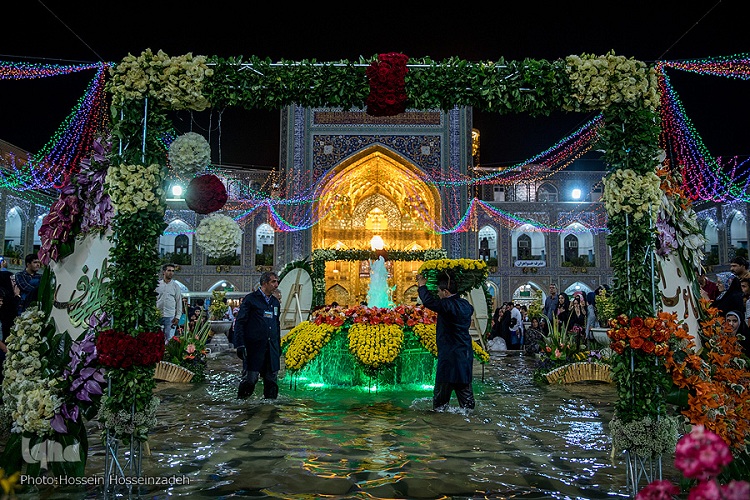 گل&zwnj;آرایی حرم مطهر رضوی در دهه کرامت با ۲۰۰ هزار شاخه گل