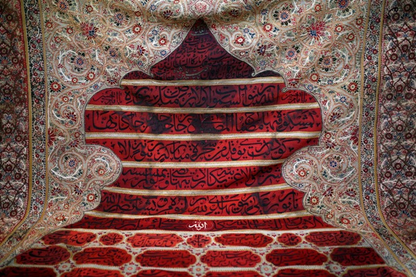 نمایش پرده تاریخی مفروش مرقد مطهر حضرت معصومه (س) در موزه ملک