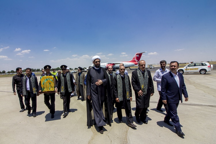 استقبال از خادمان رضوی و پرچم متبرک امام رضا(ع) در همدان
