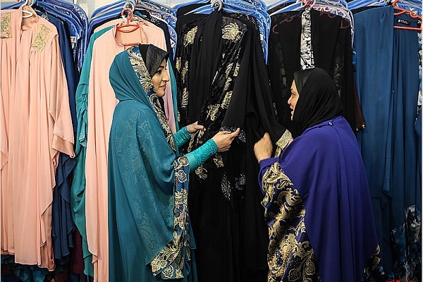برگزاری غرفه&zwnj;های عفاف و حجاب در میدان امام همدان