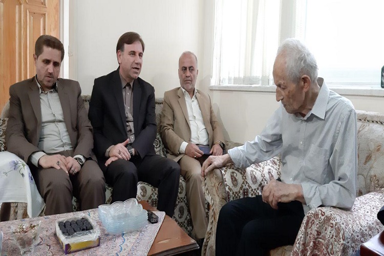خانوادههای شهدا فرهیختگان جامعه اسلامی هستند