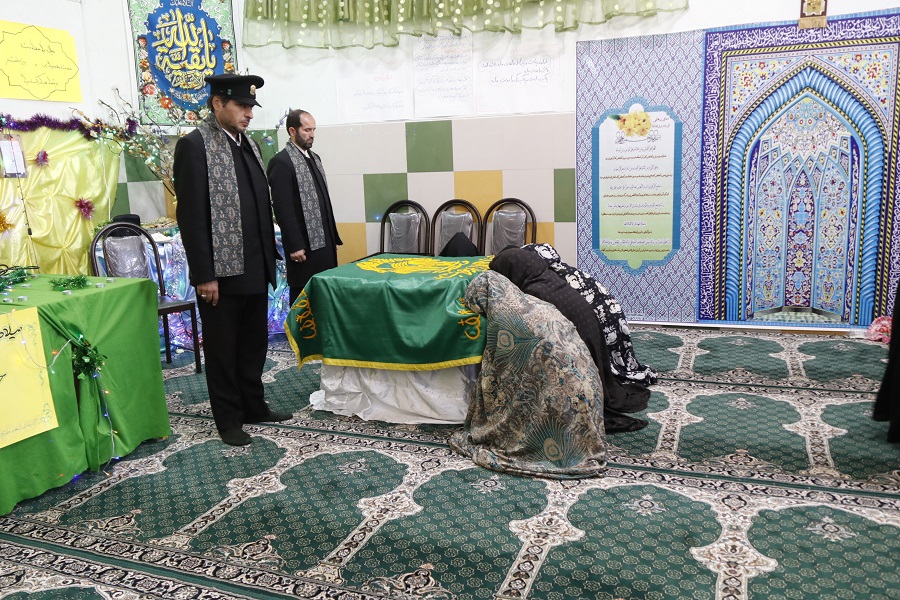 حضور خدام و پرچم متبرک  رضوی در زندان همدان