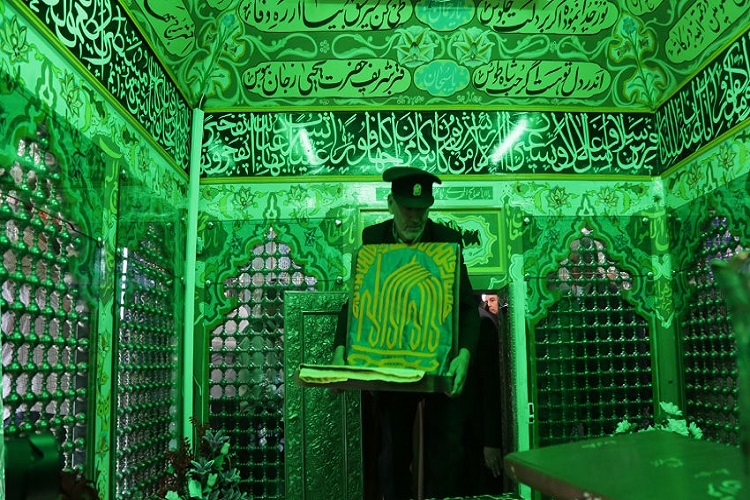 غبار روبی ضریح مطهر امامزاده یحیی ابن موسی (ع) در سمنان غبار روبی ضریح مطهر امامزاده یحیی ابن موسی (ع) در سمنان