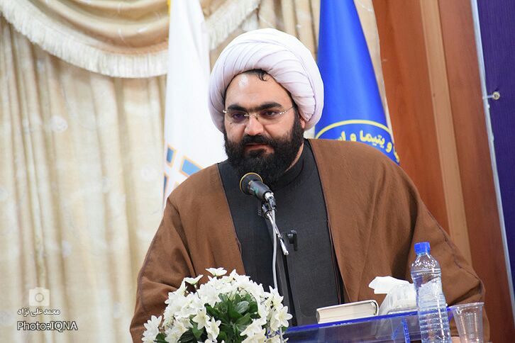 کریمانه صحبت کنیم/ لزوم پرهیز از نیش و کنایه