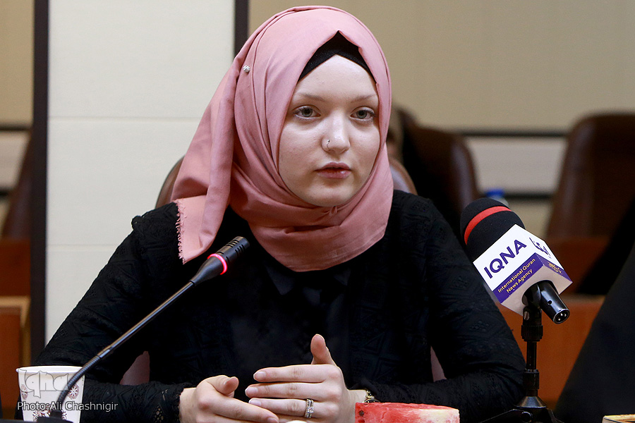 نقش شبکه‌های اجتماعی در مسلمان شدن دختر ایتالیایی/ فقدان حمایت مسئولان از فعالان عفاف و حجاب در فضای مجازی/ کار تیمی آغاز می‌شود