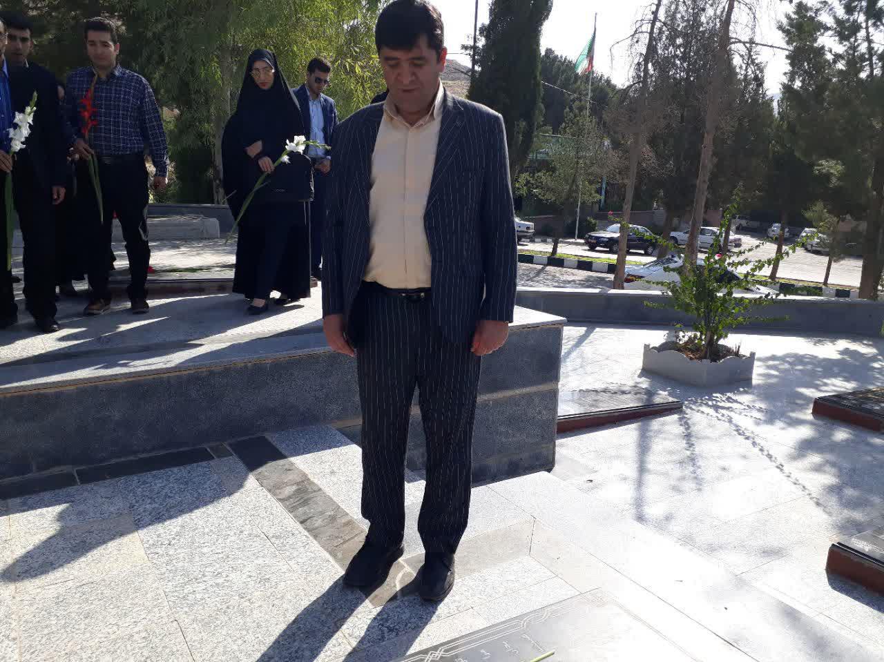 مزار شهدای لرستان از سوی اصحاب رسانه عطرافشانی شد مزار شهدای لرستان از سوی اصحاب رسانه عطرافشانی شد