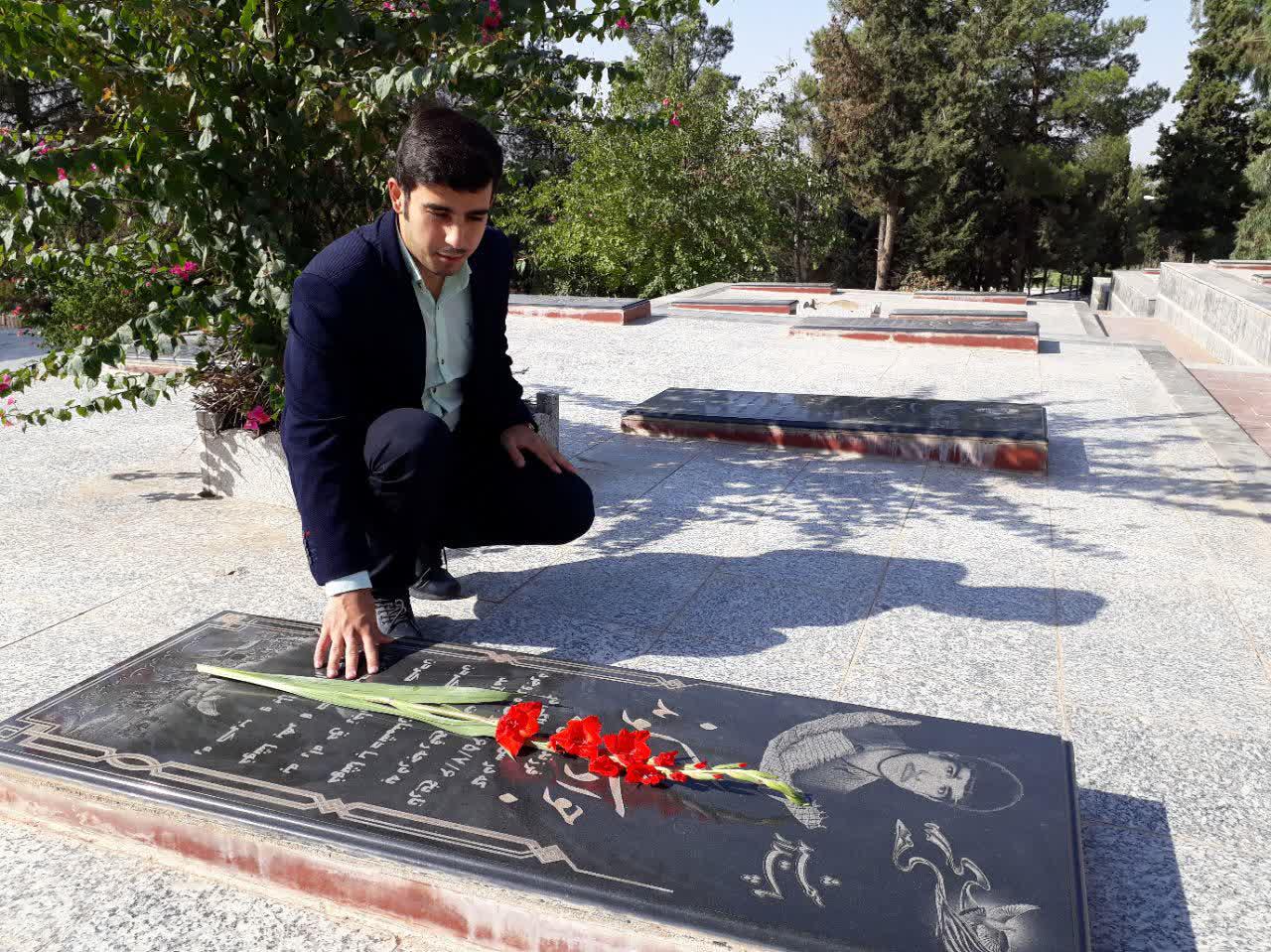 مزار شهدای لرستان از سوی اصحاب رسانه عطرافشانی شد مزار شهدای لرستان از سوی اصحاب رسانه عطرافشانی شد
