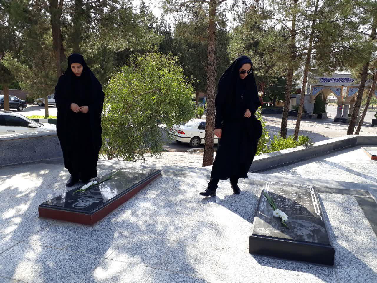 مزار شهدای لرستان از سوی اصحاب رسانه عطرافشانی شد مزار شهدای لرستان از سوی اصحاب رسانه عطرافشانی شد