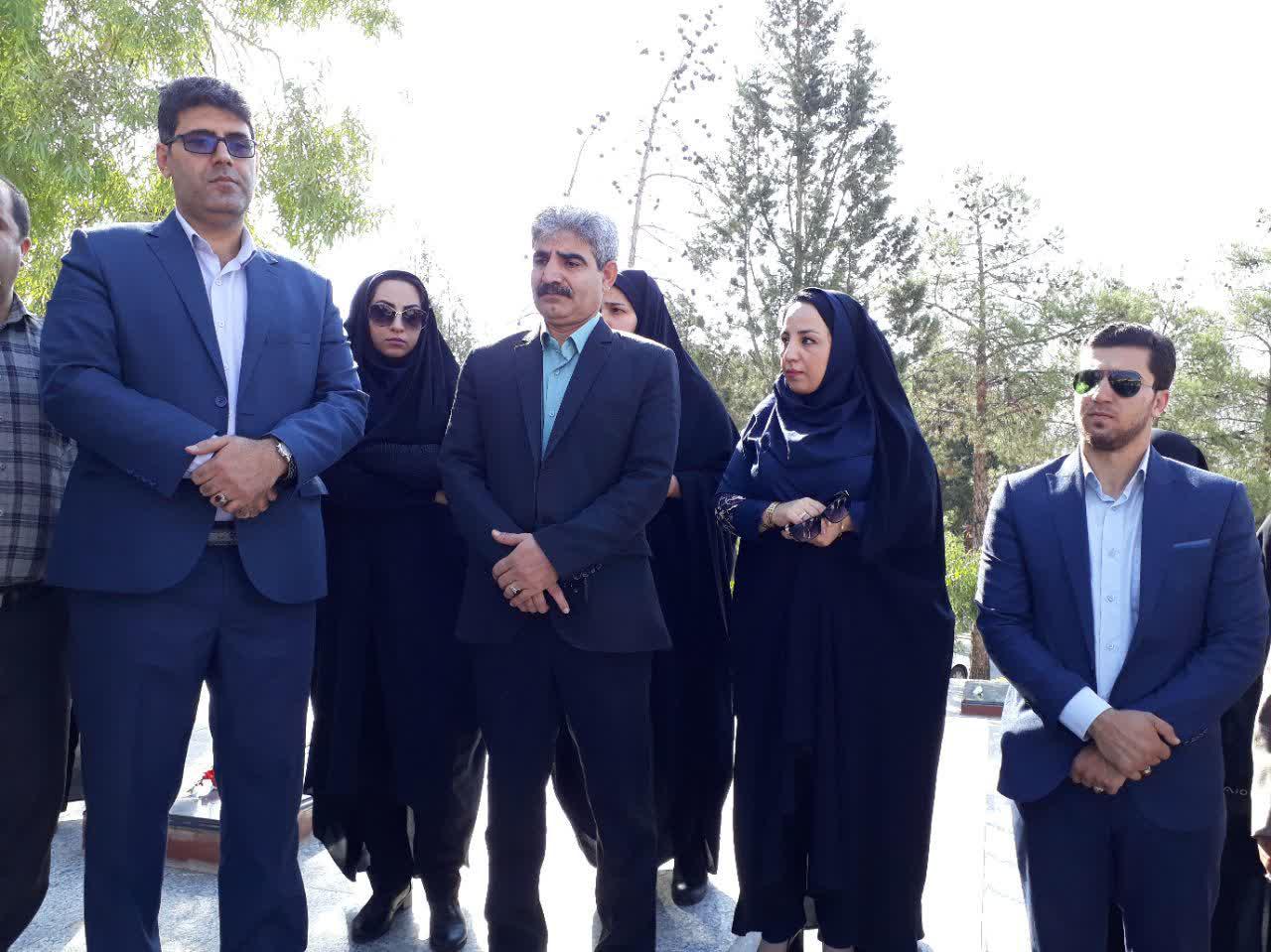 مزار شهدای لرستان از سوی اصحاب رسانه عطرافشانی شد مزار شهدای لرستان از سوی اصحاب رسانه عطرافشانی شد