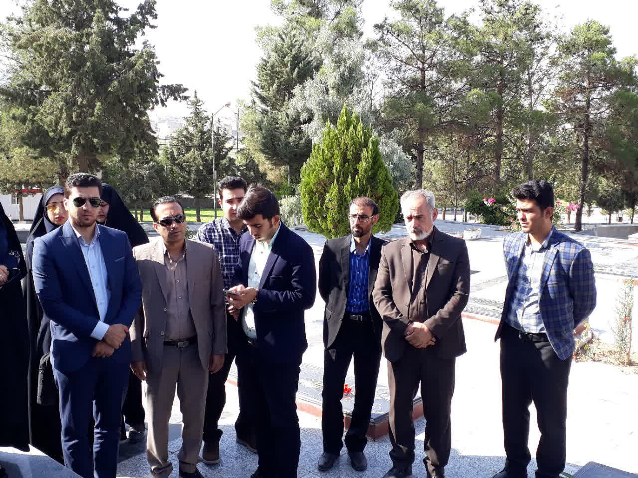مزار شهدای لرستان از سوی اصحاب رسانه عطرافشانی شد مزار شهدای لرستان از سوی اصحاب رسانه عطرافشانی شد
