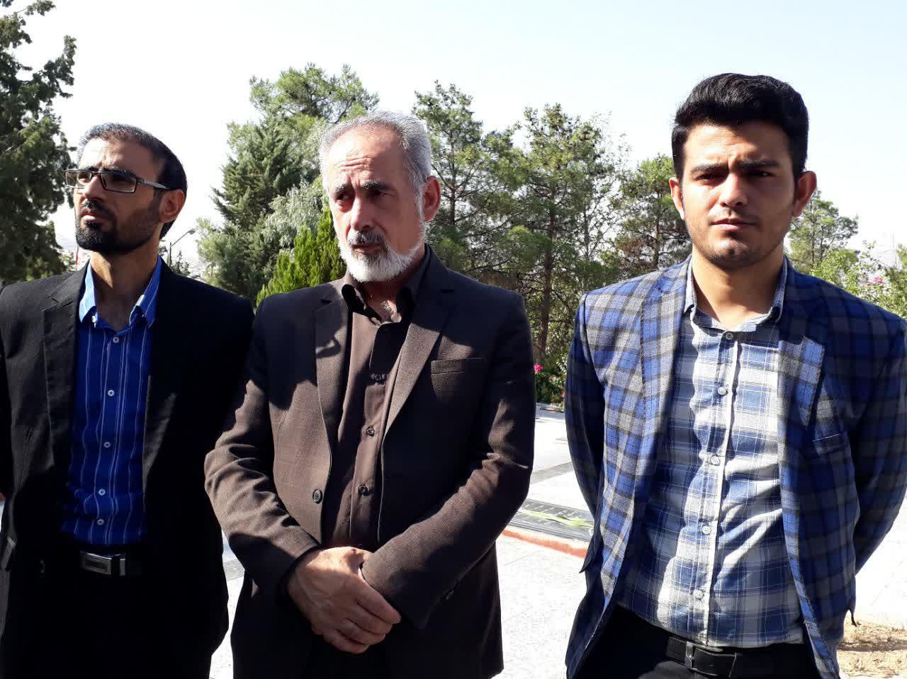 مزار شهدای لرستان از سوی اصحاب رسانه عطرافشانی شد مزار شهدای لرستان از سوی اصحاب رسانه عطرافشانی شد