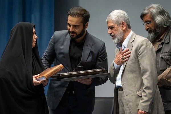 هدیه رهبر معظم انقلاب به خانواده شهید موسوی گردیزی