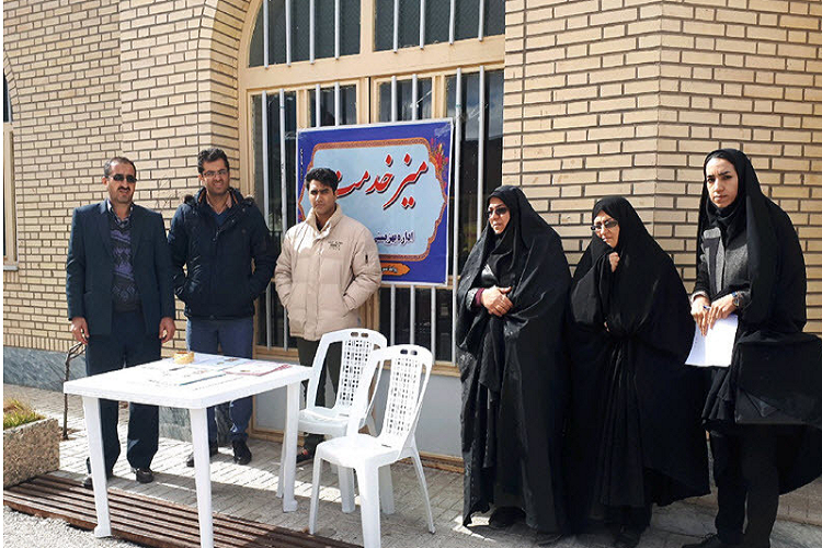 راه&zwnj;اندازی میزخدمت در حاشیه نماز جمعه همدان