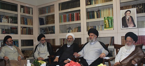 نشست صمیمی جمعی از اساتید حوزه‌های قم و نجف در بیت علامه طباطبایی
