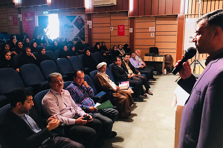 مادر شهید رجبی مورد تقدیر قرار گرفت