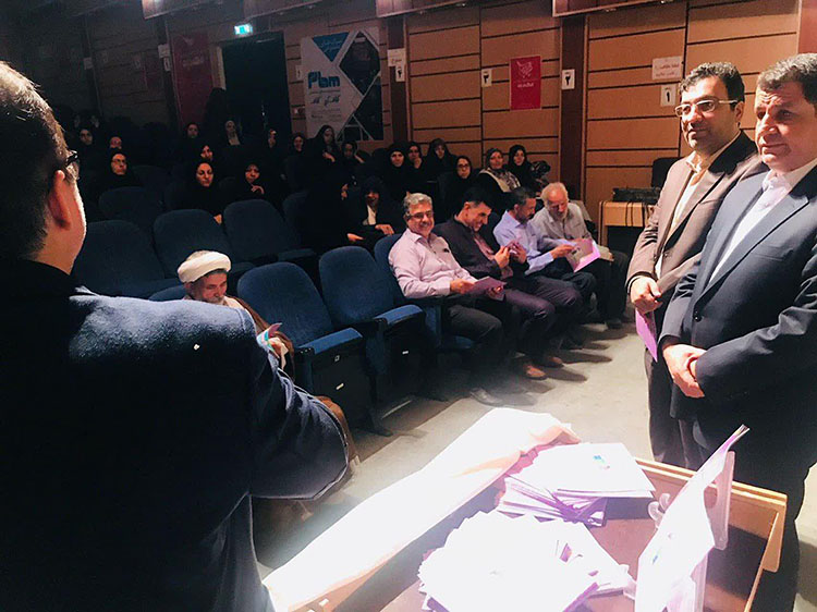 مادر شهید رجبی مورد تقدیر قرار گرفت
