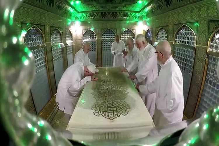 مضجع منور امام علی بن موسی الرضا(ع) غبارروبی شد