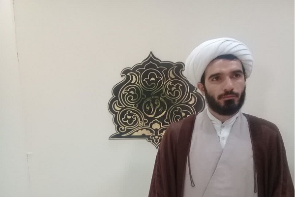 فضای سالن مسابقات قرآن برای اجرای دعاخوانی مصنوعی است
