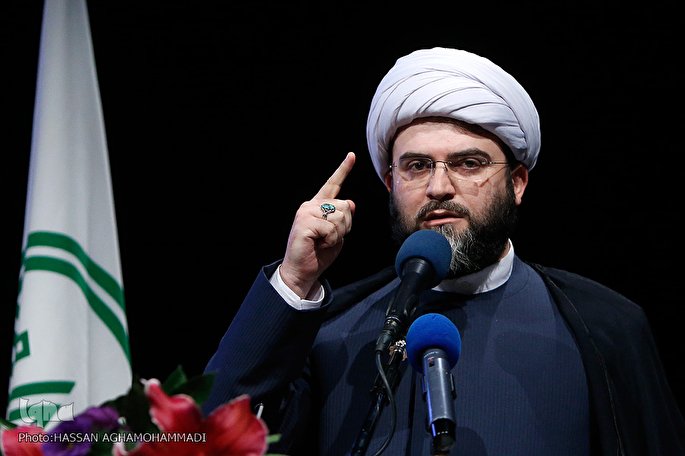 میدان&zwnj;داری جوانان رنگ مجاهدت داشته باشد