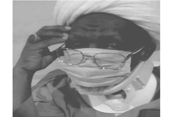 دختر شیخ زکزاکی: پزشکان مجاز به معاینه پدرم نیستند 