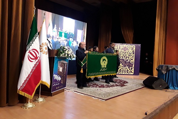 اهتزاز پرچم رضوی در نهمین دوره جشنواره کتابخوانی رضوی