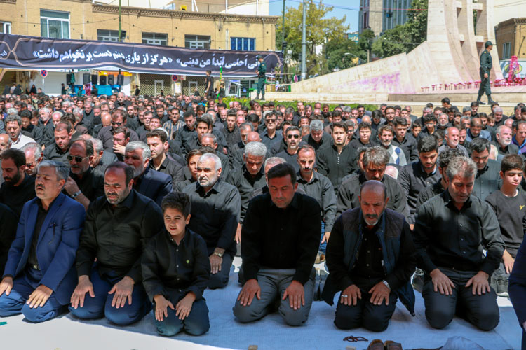 اقامه نماز ظهر عاشورا در زنجان