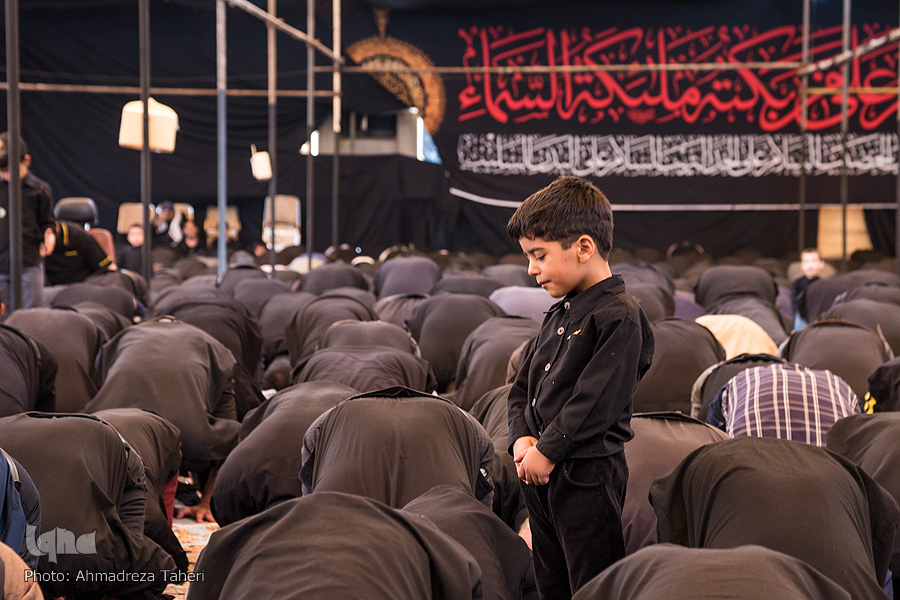 اقامه نماز ظهر عاشورا در اصفهان
