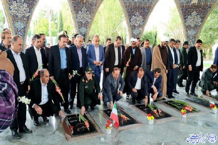 مدیران استان ایلام به مقام شامخ شهدا ادای احترام کردند