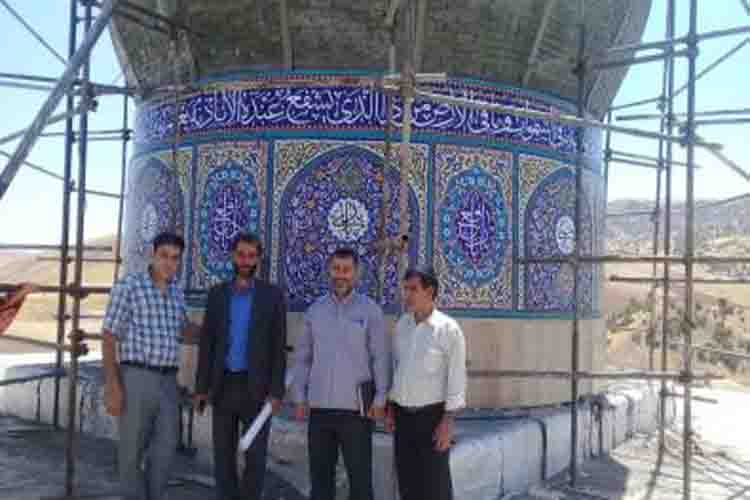 اجرای کاشی&zwnj;کاری گنبد آستان مقدس امامزادگان احمد و محمود(ع) دلفان