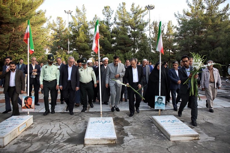 استاندار خراسان رضوی به مقام شامخ شهدای گرانقدر ادای احترام کرد