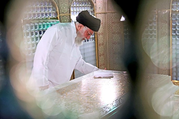غبارروبی مضجع مطهر حضرت امام رضا(ع) با حضور رهبر معظم انقلاب
