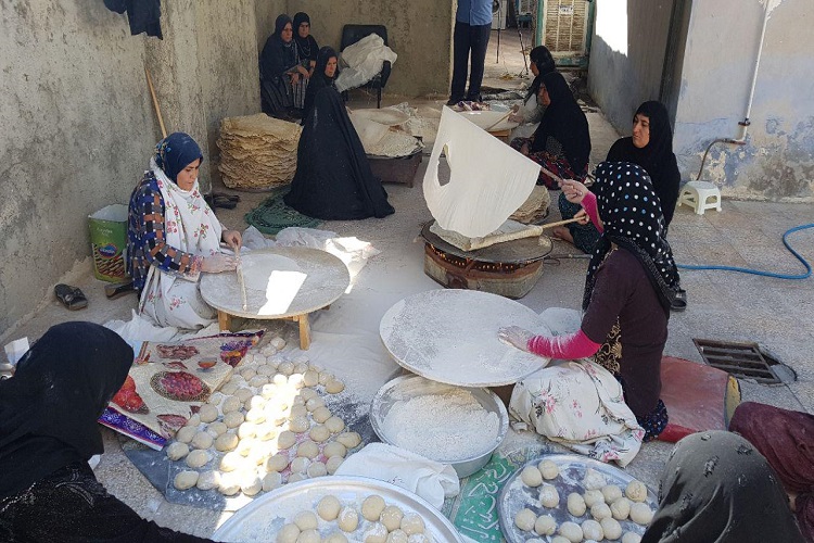 پخت نان محلی برای زائران اربعین در کهگیلویه