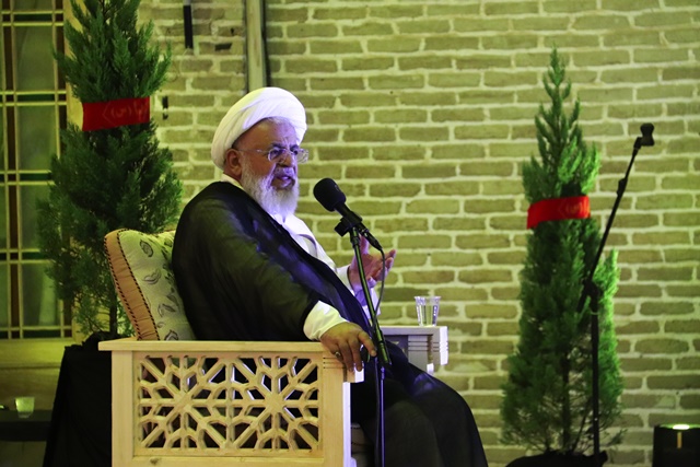 مجاهدت&zwnj;ها و فداکاری&zwnj;های روحانیان تأثیرگذار در انقلاب باید بیشتر برای مردم بازگو شود.