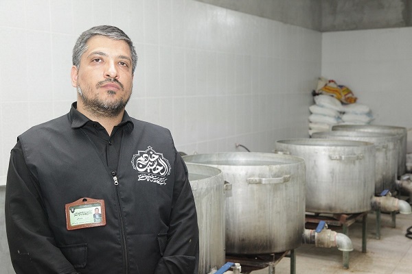 توزیع روزانه ۱۳ هزار و ۵۰۰ تبرکی حضرتی در میان زائران اربعین