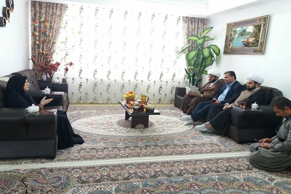 تلفیق ذوق هنری با نور قرآن/بانوی کردستانی قرآن را به نظم کُردی درآورد