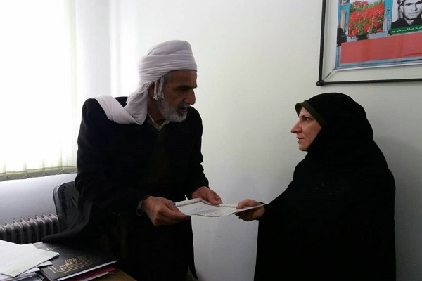 تلفیق ذوق هنری با نور قرآن/بانوی کردستانی قرآن را به نظم کُردی درآورد