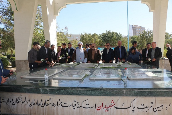غبارروبی مزار شهدای گمنام توسط دانشگاهیان دانشگاه پیام نور اردبیل