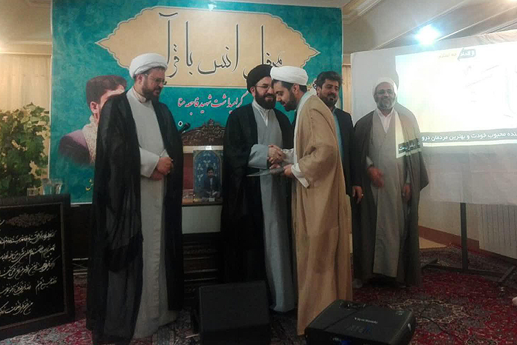 محفل «انس با قرآن» در یزد برگزار شد محفل «انس با قرآن» در یزد برگزار شد