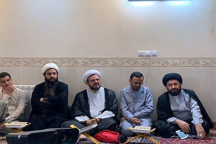 محفل «انس با قرآن» در یزد برگزار شد محفل «انس با قرآن» در یزد برگزار شد