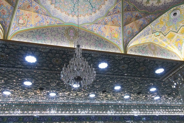 9 لوستر به شبستان حضرت زهرا(س) حرم مطهر بانوی کرامت اهدا شد