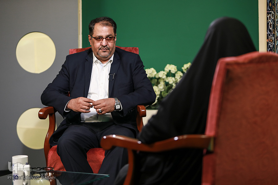 مدیران فقط شعار می‌دهند/ هم کتاب می‌خوانم و هم می‌نویسم