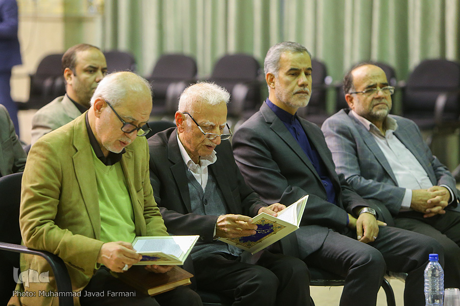سوگ‌نشینی یاران در یادبود «محمدکاظم محمدزاده»