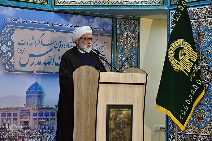 مجلسیان حرف حق را همانند مدرس با شجاعت بگویند