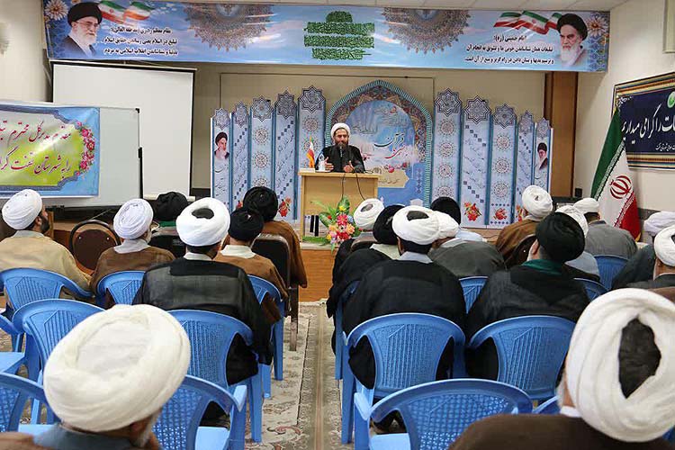 طلاب و رحانیون به دانش روز و فن بیان مجهز باشند