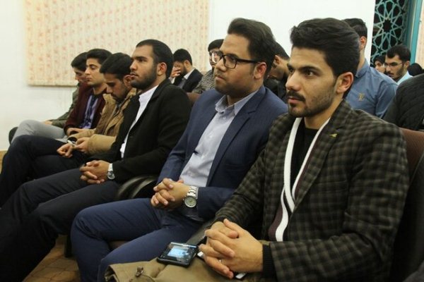 نشست صمیمی دانشجویان با نماینده ولی فقیه در چهارمحال و بختیاری