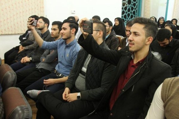 نشست صمیمی دانشجویان با نماینده ولی فقیه در چهارمحال و بختیاری