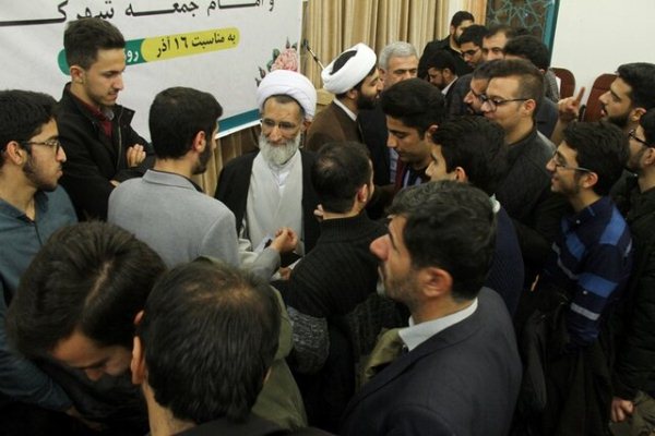 نشست صمیمی دانشجویان با نماینده ولی فقیه در چهارمحال و بختیاری